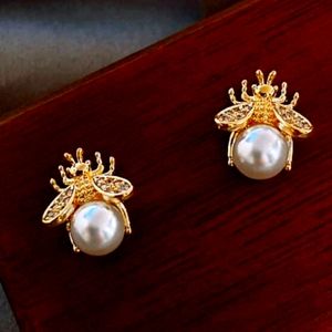 Bee Shaped Imitation Pearl Minimalist And Elegant Stud Earrings
